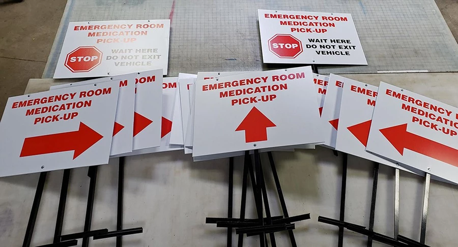 Temporary emergency signs to direct patients at hospital